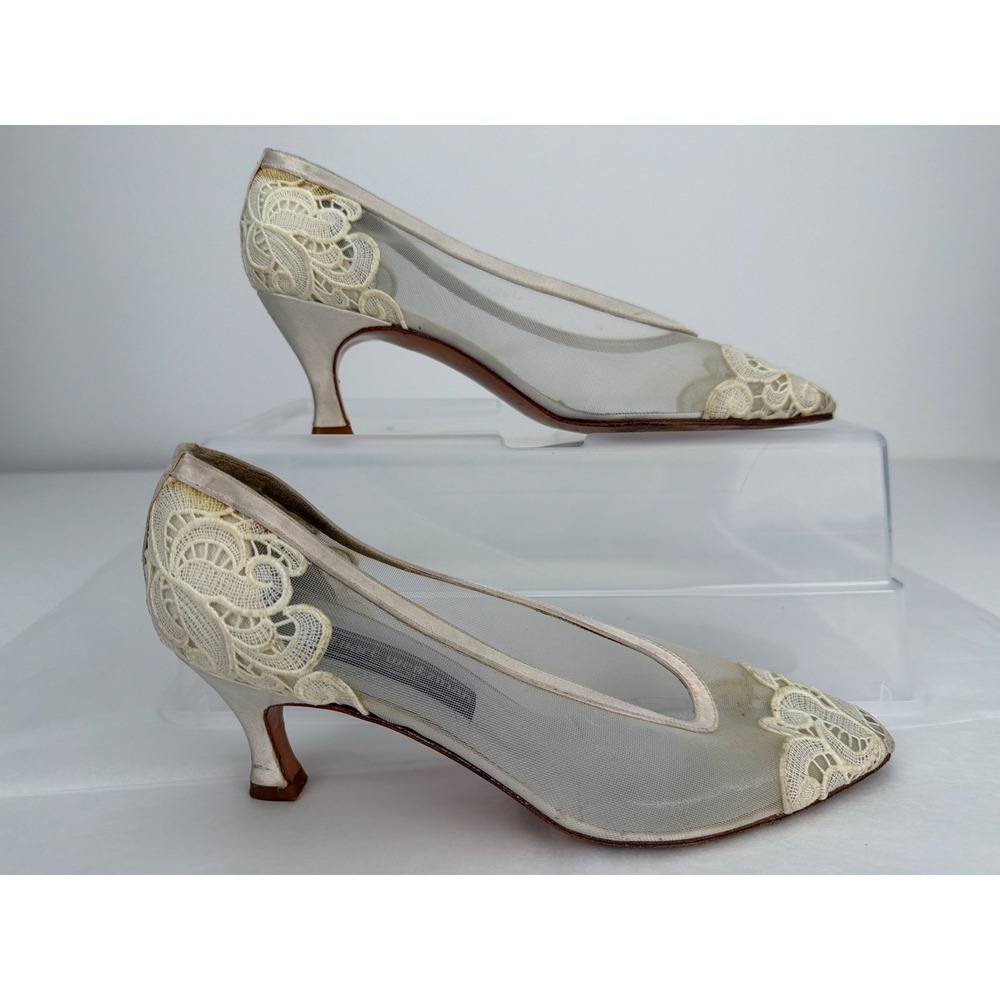 Stuart Weitzman Vintage Kitten Heels Size 8 Ivory Lace Mesh Bridal Vintage